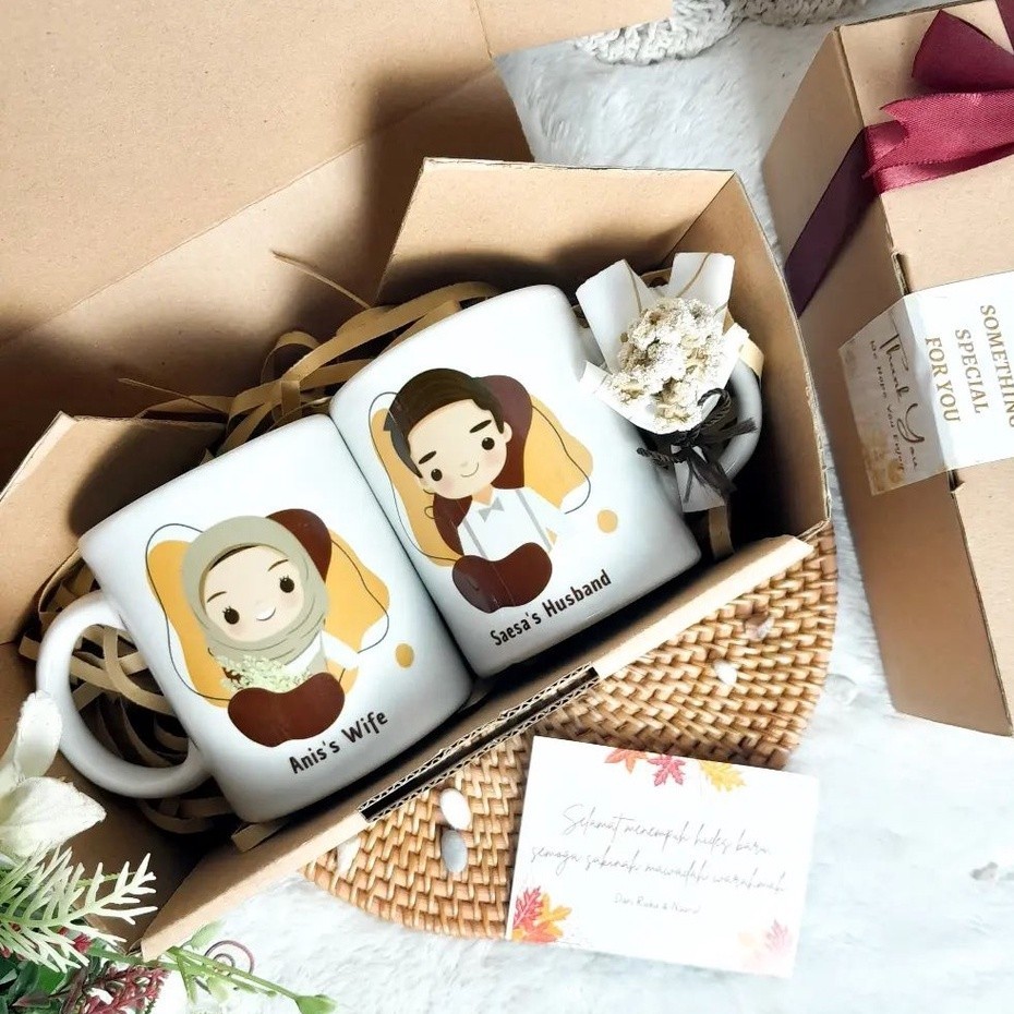 

Mug Custom Couple Nama Karakter Personalised Hampers Hadiah Gift Kado Wedding Couple/ Baru Mewah