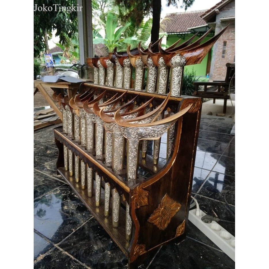 

jagrag jagrak rak keris isi 18 bahan kayu jati mahar murah 400rb volum murah