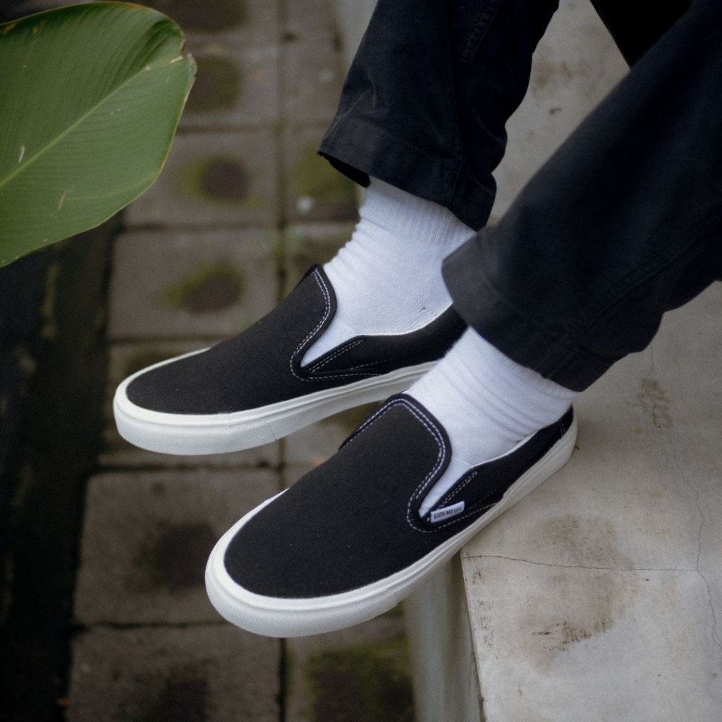 Sepatu KICK ME UP Slip-on Yinyang BW