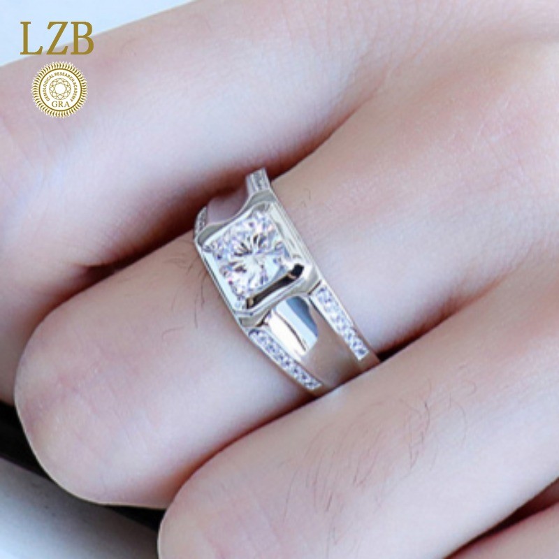 Hadiah Pasangan Cincin Moissanite Emas Putih 18K Yang Mendominasi Pria 1 Karat