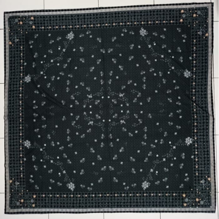 HIJAB SYARI SEGIEMPAT MOTIF LIVY JILBAB VOAL  KERUDUNG JUMBO - Hitam