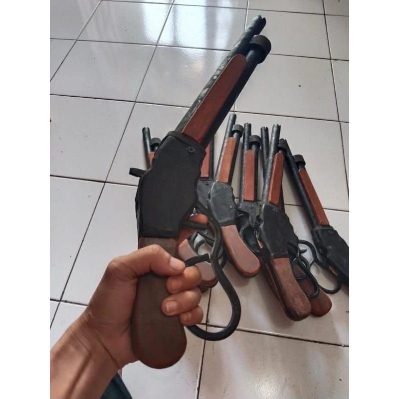 BT64ED Mainan Tembakan Kayu  ff Jenis Shotgun Putar Hitam