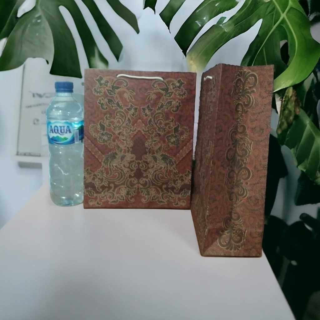 

PAPER BAG BATIK BUKU / PAPERBAG MOTIF 20 X 25 X 8 / TAS KERTAS PERNIKAHAN SOUVENIR / PAPER BAG SOUVENIR / TAS KERTAS KADO DM