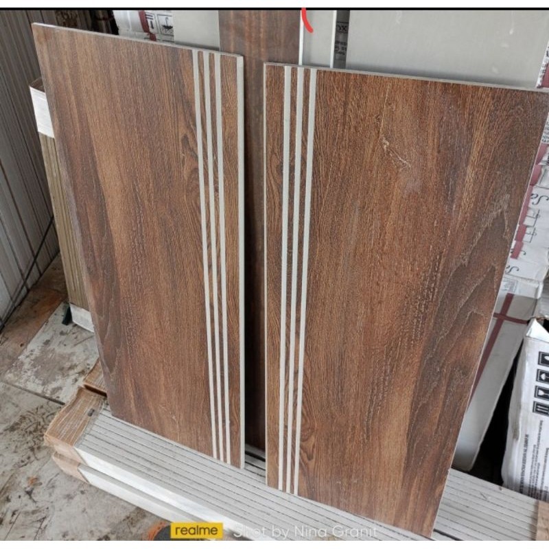 granit motif kayu pijakan anak tangga 30x90+20x90 list plint tangga