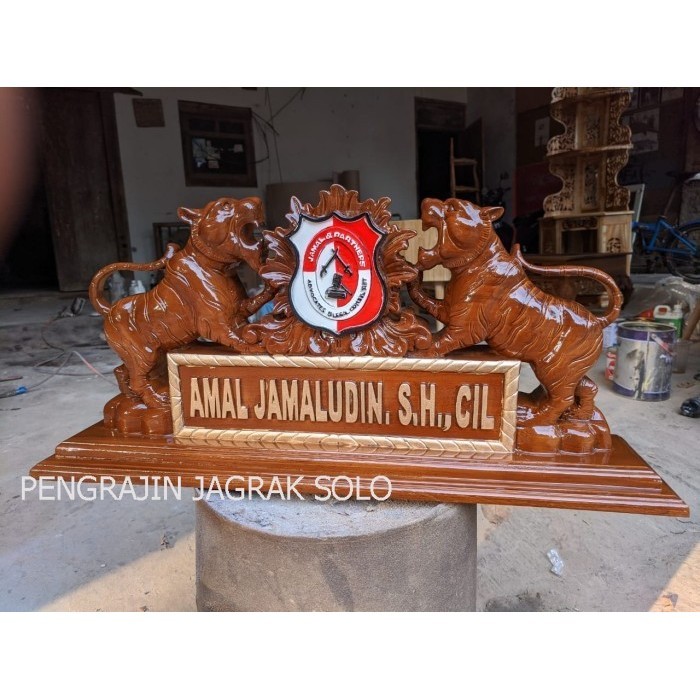 

PAPAN NAMA / PAPAN NAMA KAYU UKIR / PAPAN NAMA MEJA KERJA UKIR HEWAN harga pengrajin PJS123