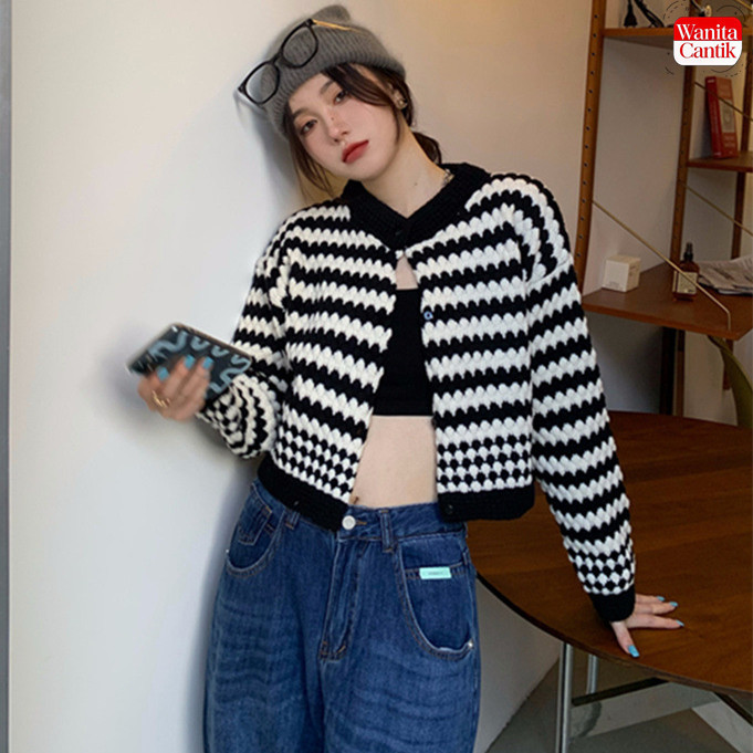 Sweater Rajut Wanita Gaya Korea Elegan Model Pendek Desain Fashion Garis Lengan Panjang Cardigan Out
