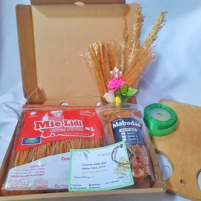 

Paket Hampers Makanan Serba Pedas Bingkisan Set Snack