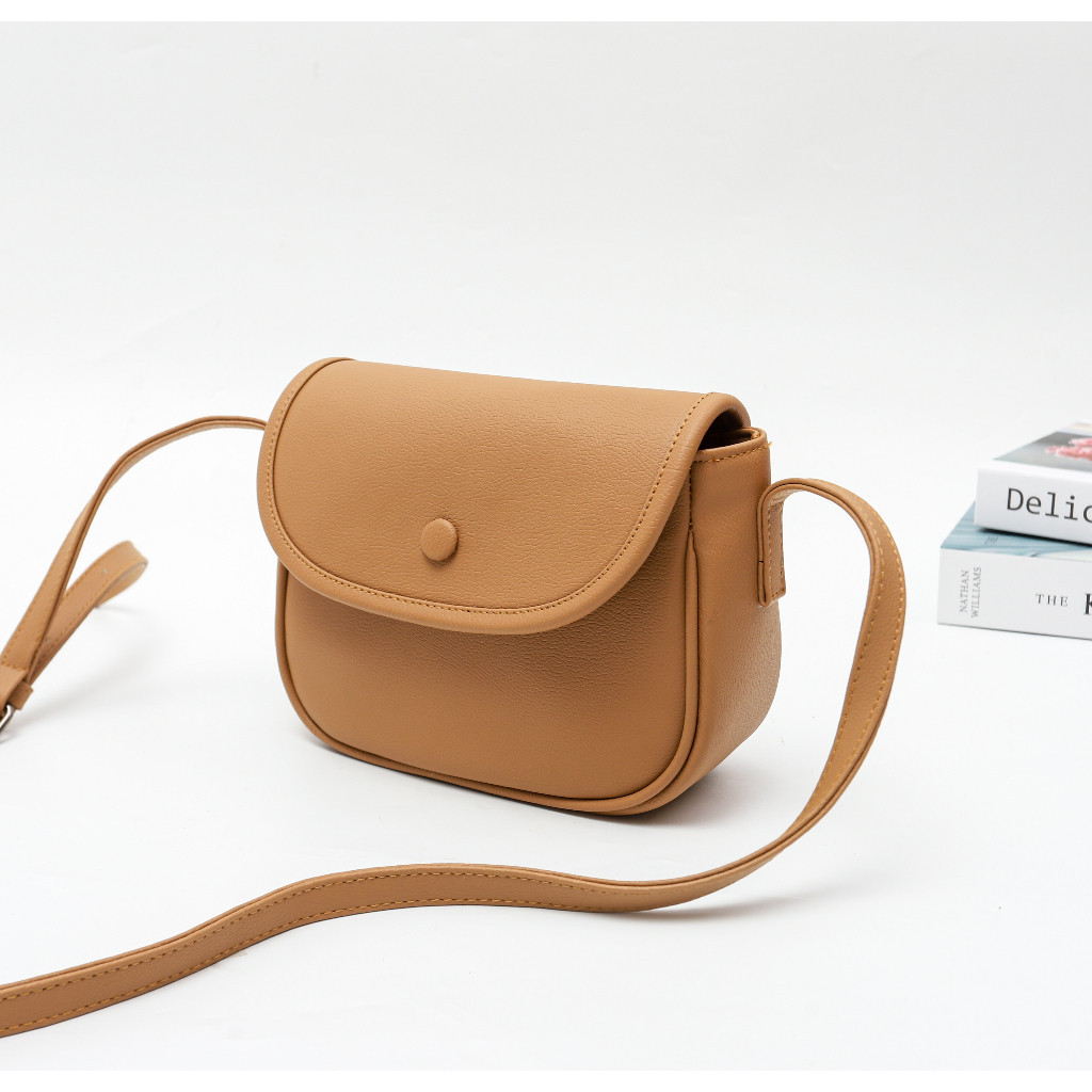 Gavi Sling Bag | Tas Selempang Wanita Bahan Kulit PU Terbaru Model Kancing Warna Hitam Moka Cokelat 