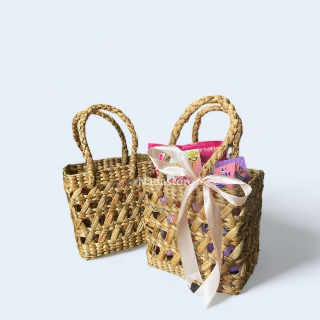 

Tas Parce / Tray Handle Hampers Tas Kerawang Enceng Gondok