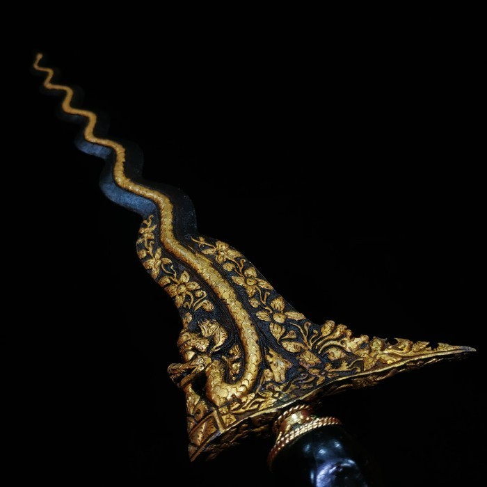 

Keris Nogo Sosro Kinatah Sepuh Emas Kamarogan Pamor Keleng