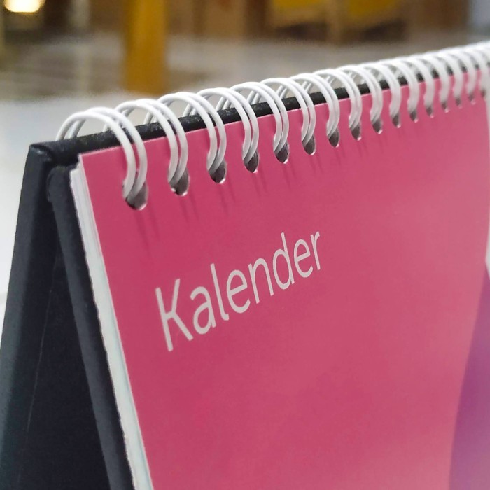 

Kalender Meja A5 7 Lembar - 14 Halaman Calendar Duduk