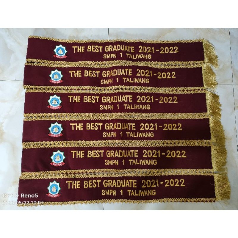 DUA LAPIS SELEMPANG WISUDA 2 BARIS + LOGO VARIASI RENDA DAN RUMBAI Selempang Wisuda