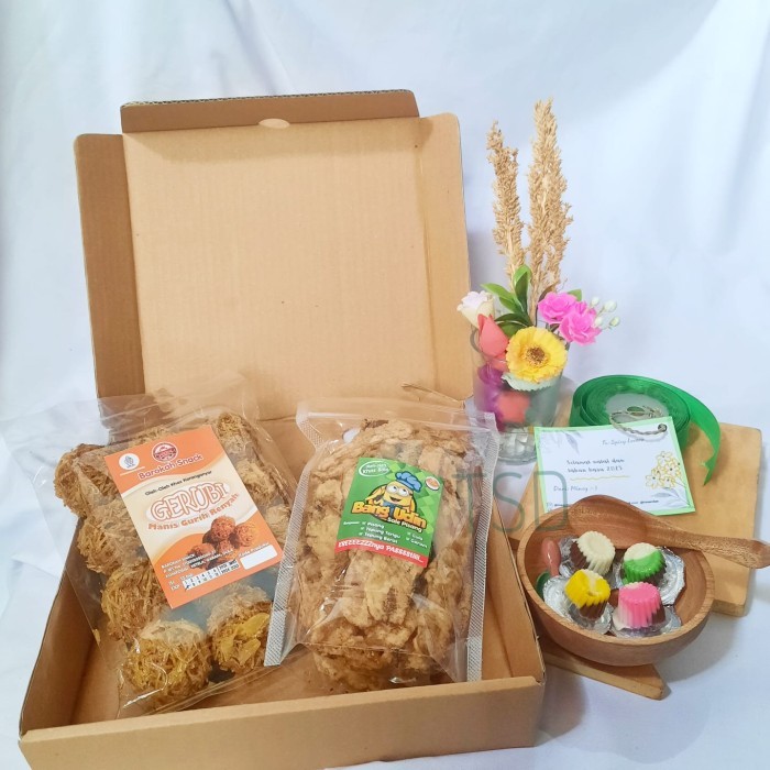 

Paket Hampers Gift Spesial Makanan Manis Snack Box Solo