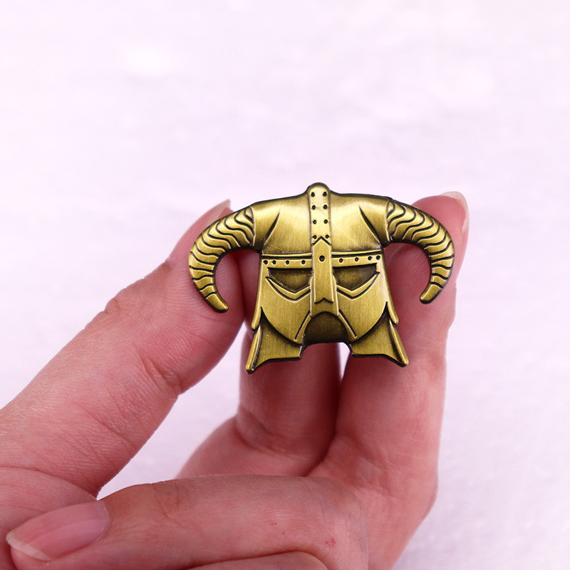 Elder and The Scrolls Brooch Goth Punk Game Same Warrior Mask Metal Pin Hat Bag Lapel Badge Collecti