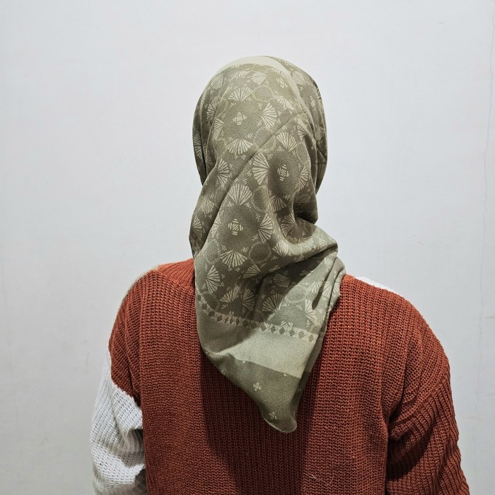 KAMI scarf motif hijab segiempat sage green