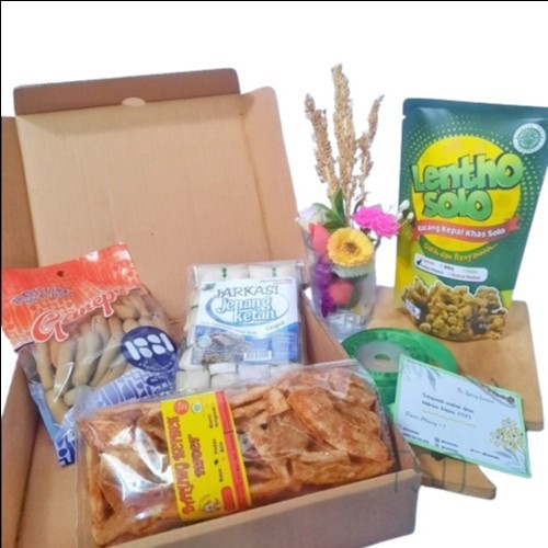 

Paket Hampers Makanan Khas Solo Snack Box Manis Pedas