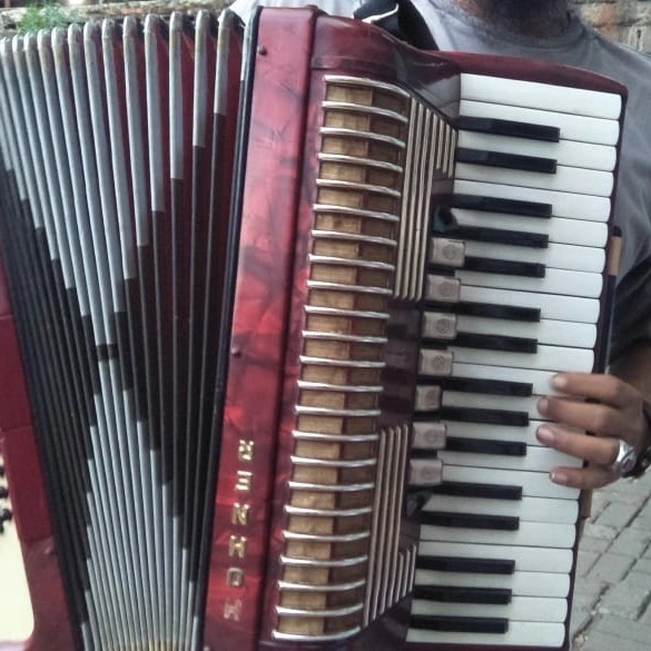 myi alat musik akordeon