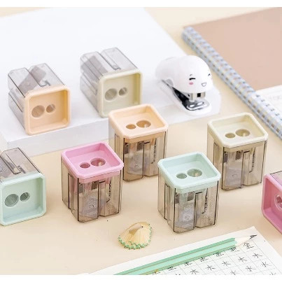 

Rautan Pensil 2 Lubang / Serutan Pensil Warna Warni / Rautan Serutan Pensil Warna Wadah Besar Murah Berkualitas S3441