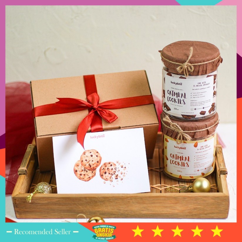 

Hampers Wedding Anniversary Wisuda Keren Unik / Hampers / Gift Box / Kado - Oatmeal Cookies 2 Jar + FREE Greeting Card + Pita + Bubble Wrap | LUCKYBITE
