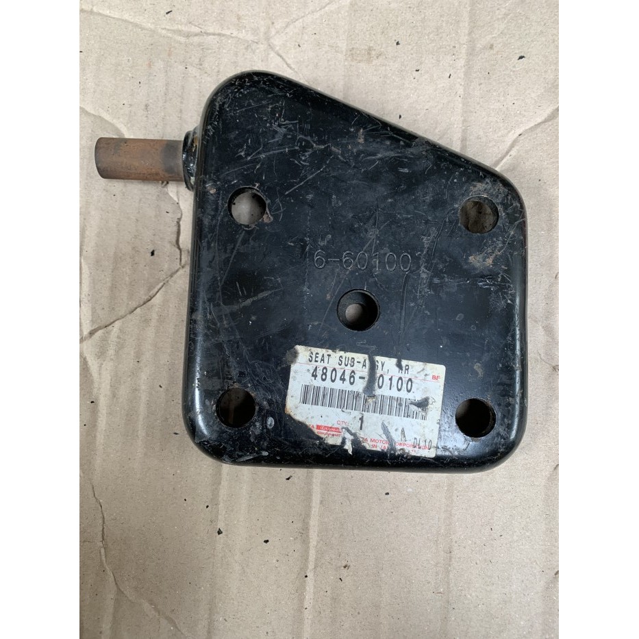 Dudukan per belakang kanan LANDCRUISER 70 series ORI 48046-60100 BARU