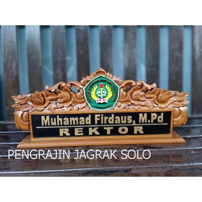 

Termurah TM PAPAN NAMA / PAPAN NAMA MEJA UKIR / PAPAN NAMA REKTOR harga pengrajin PS412