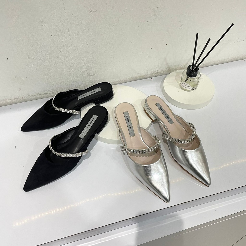 Sepatu Wanita CK 594 dengan Heels Blok dan Hiasan Permata, Tersedia Warna Hitam dan Silver