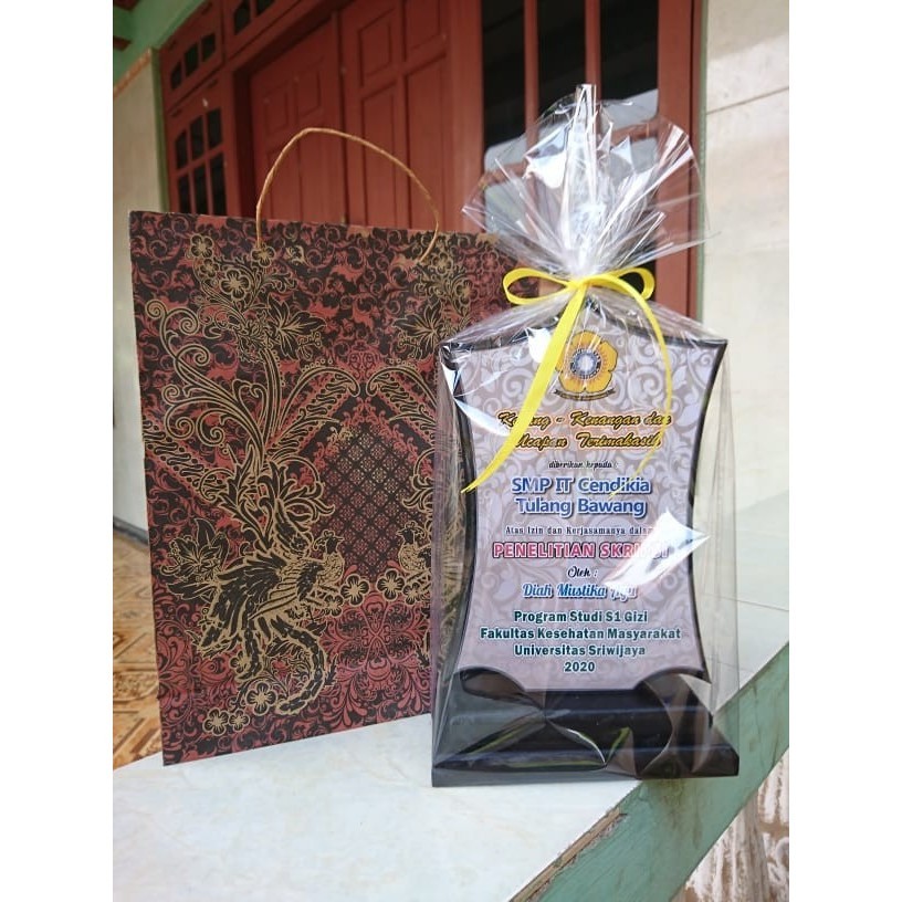 Plakat Murah dari Kayu Berkualitas Untuk Kenang-kenangan Magang - Plakat Lengkap