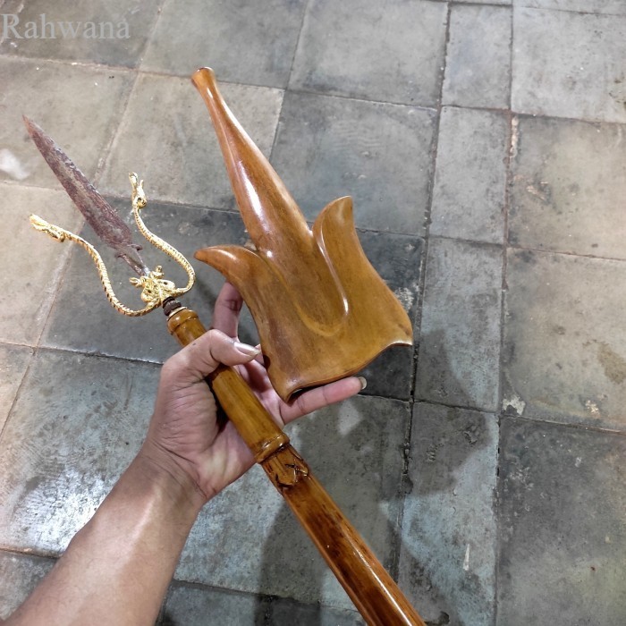 

Koleksi Tombak Trisula Naga Kembar Pamor Keleng Kinatah Sepuhan Emas antik