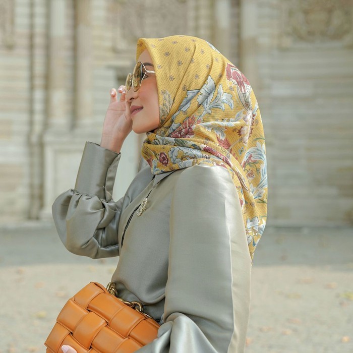 BUTTONSCARVES THE ROYALE SERIES VOAL SQUARE - YELLOW