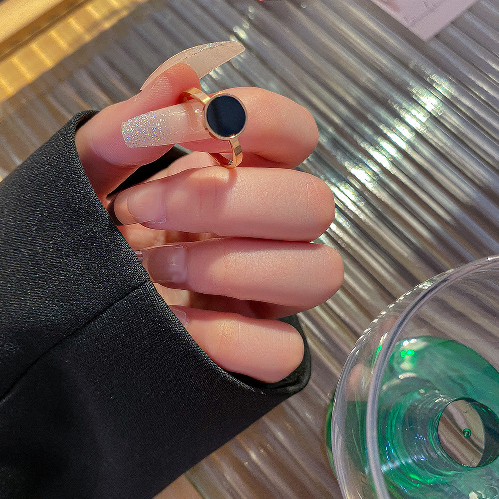 Cincin Baja Titanium Cangkang Hitam Bulat Sederhana