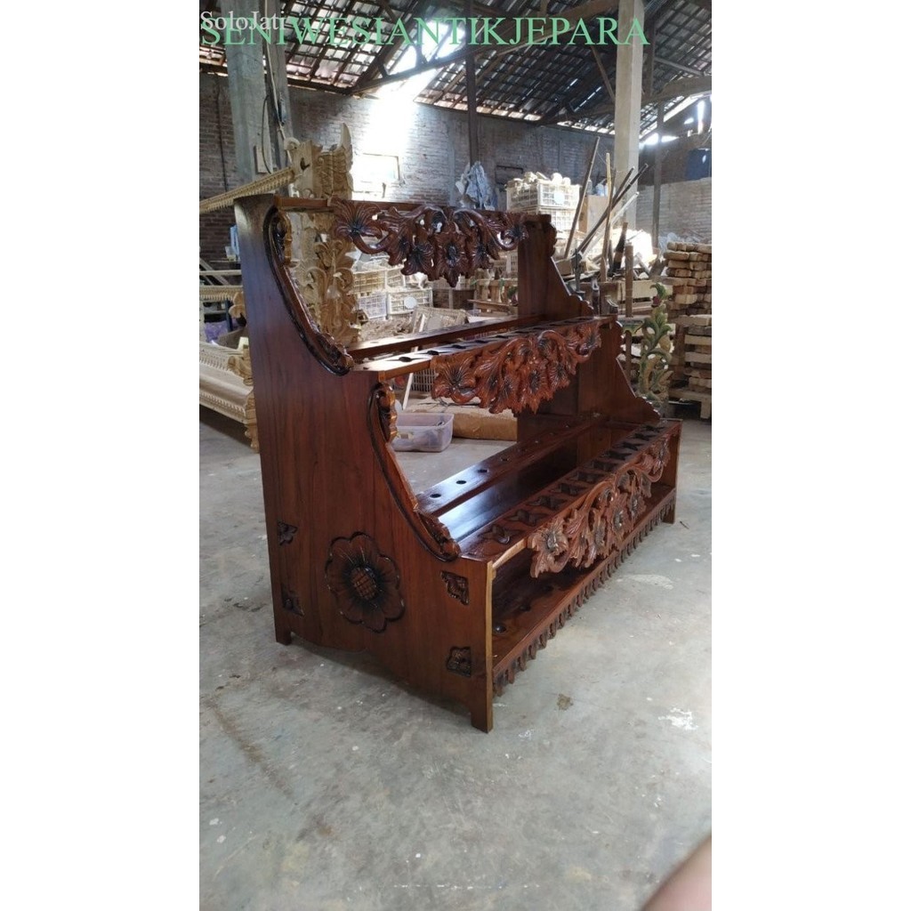 

Jagrak keris kembangan bahan jati isi 30 hrg pengrajin FA2760 antik