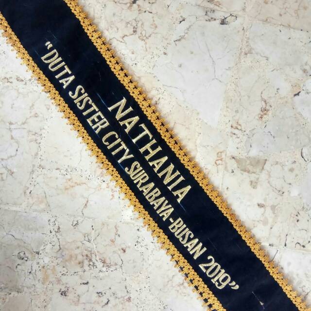 Tambahan tulisan baris kedua/tulisan dibawah/dibawah nama untuk selempang wisuda bludru Selempang Wi