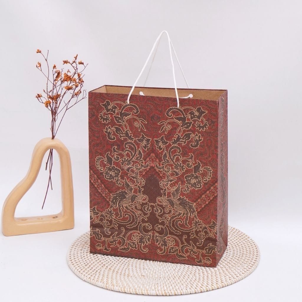 

PAPER BAG BATIK BUKU/ 20 X 25 X 8 / PAPERBAG MOTIF / TAS KERTAS SOUVENIR PERNIKAHAN / PAPER BAG KADO