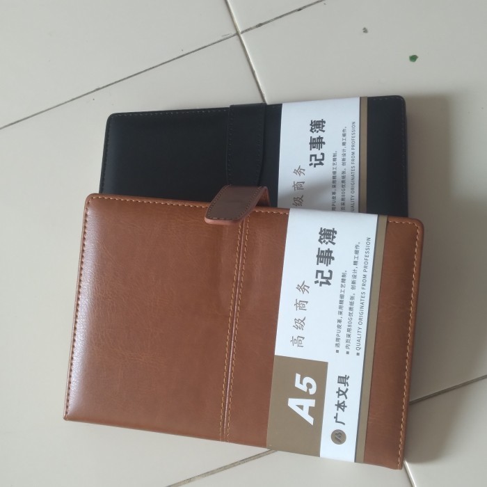 

BUKU AGENDA KERJA SAMPUL KULIT COVER MAGNET UKURAN A5