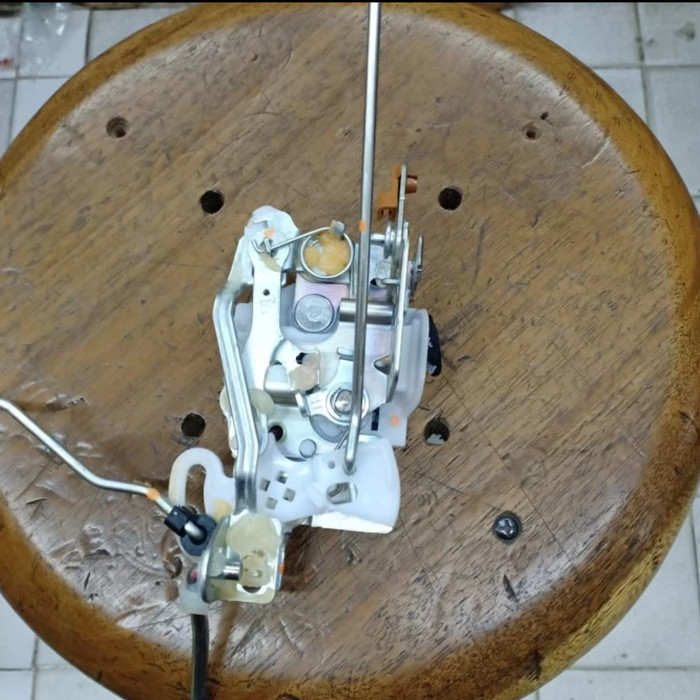 Part door lock APV Mega carry asli sgp - DEPAN KANAN