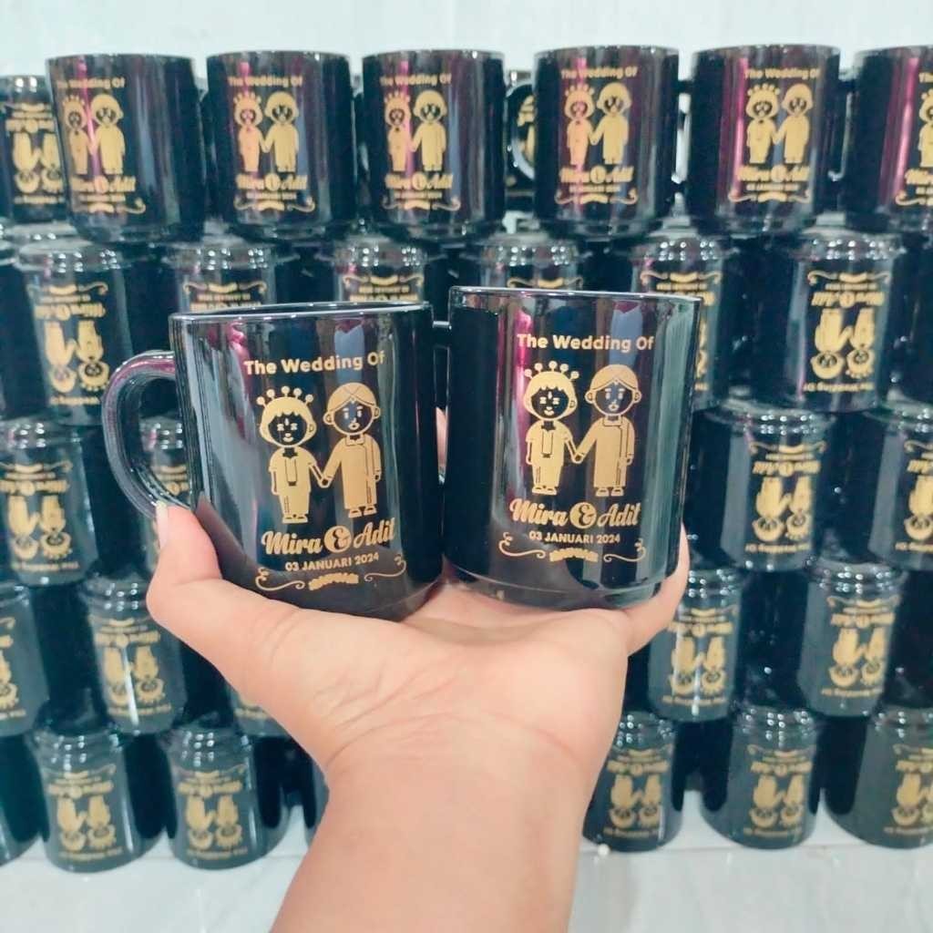 Utari Souvenir Gelas Gagang Cangkir Hitam Sablon Gold Custom