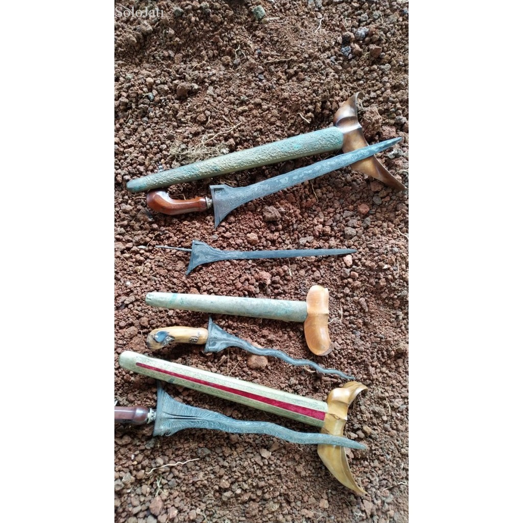 

paketan keris tilam borongan sepuh majapahit pamor tebal lengkap war antik