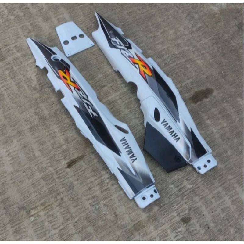 COVER BODY BELAKANG YAMAHA FIZ R BODI FIZR PLUS STRIPING HITAM PUTIH 2001