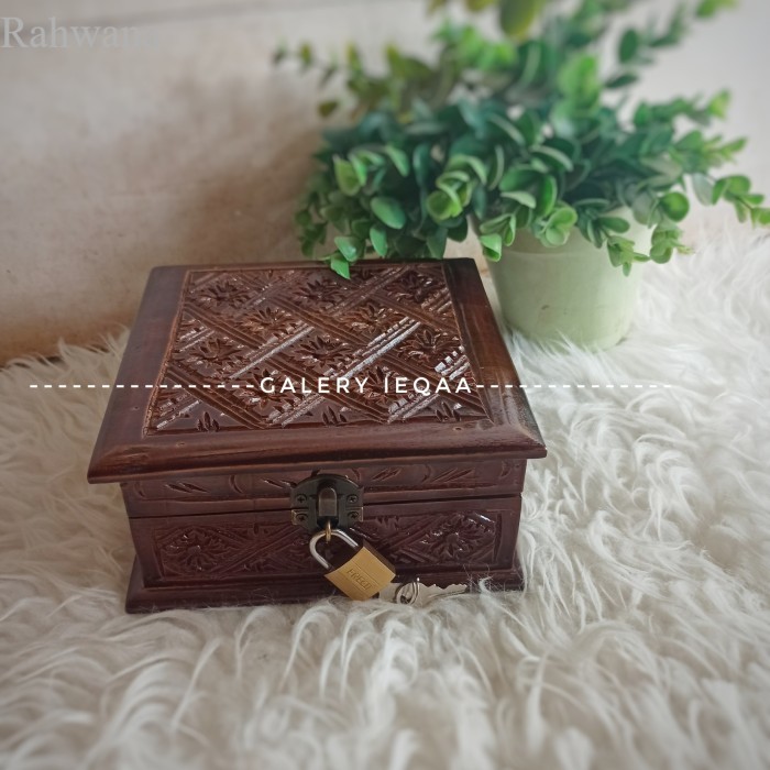 

Tempat/Kotak Perhiasan Kayu Jati Ukir 16x16cm Murah