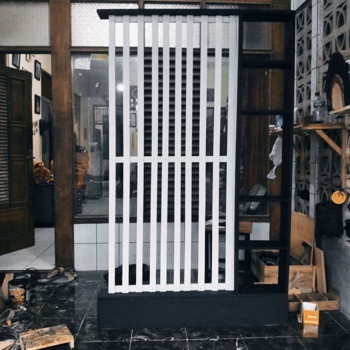 Rak Partisi Penyekat Ruangan Penyekat Ruang Tamu 100 x 10 x 200 Cm