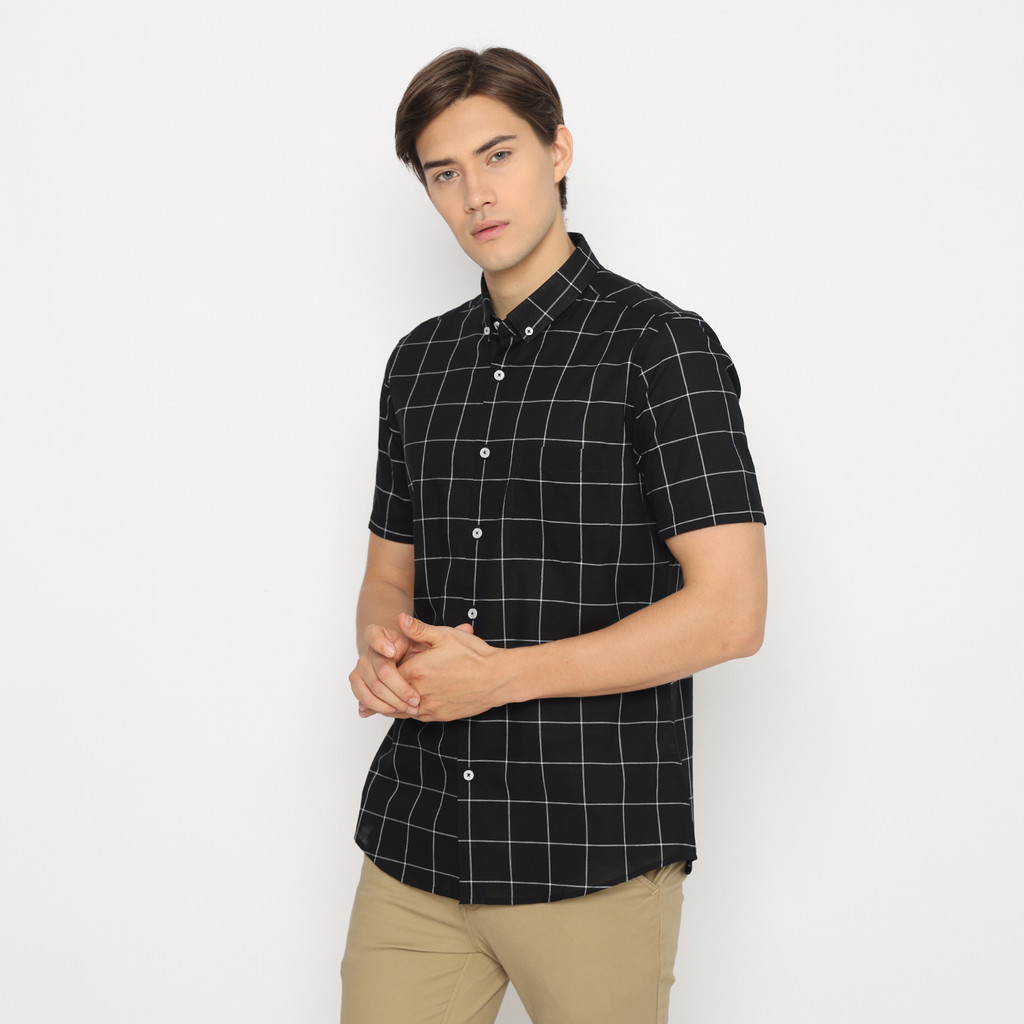 izzue kemeja basic lengan pendek twill kotak - hitam
