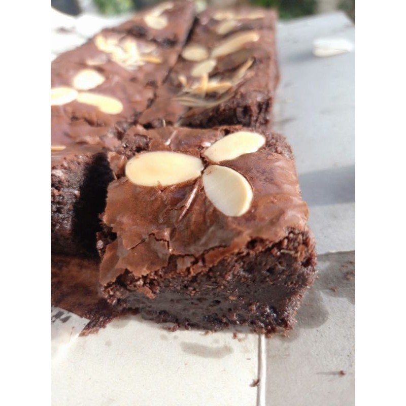 

Brownies Fudgy Panggang Enak Fresh Topping Almond Dan Keju