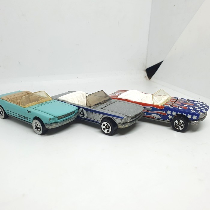 hotwheels 65 ford mustang convertible open kap MM27