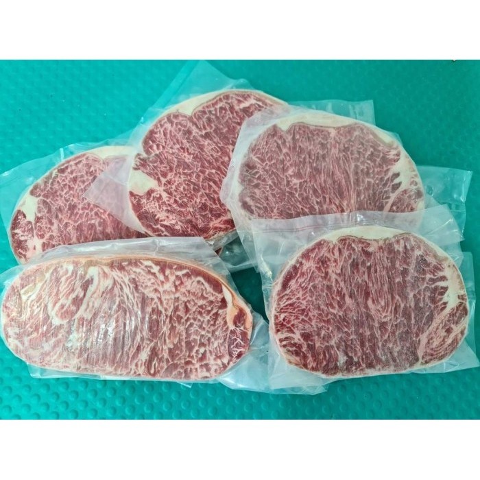 

Daging Sapi Beef Steak Wagyu Hokubee Stripoiln Meltique 900gr isi 4