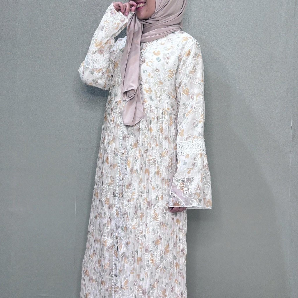 Gamis Motif Timbul dilengkapi dengan Plisket Muslim Kombinasi Renda