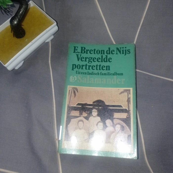 E Breton de Nijs Vergeelde Portretten
Salamander. buku lawas