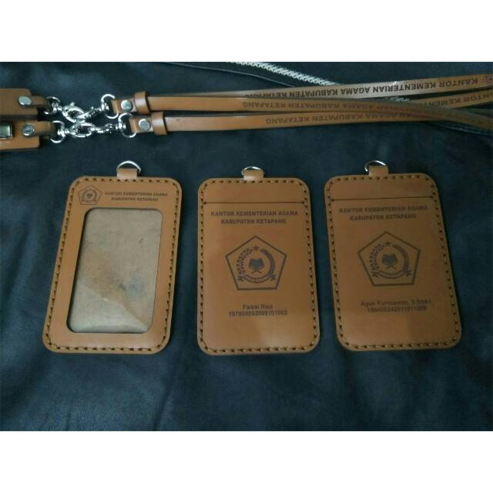 

Name Tag Kulit Custom Nama Logo Perusahaan Id Card Kulit Custom Logo Bank Name Tag Custom Logo Bank
