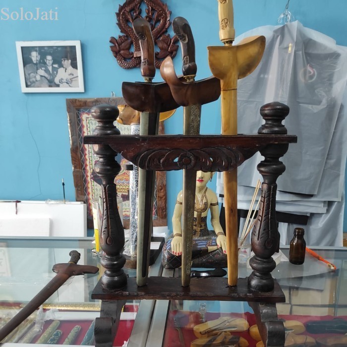 

jagrak keris klasik isi 3 kayu jati antik