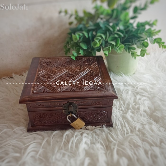 

Tempat/Kotak Perhiasan Kayu Jati Ukir 16x16cm murah