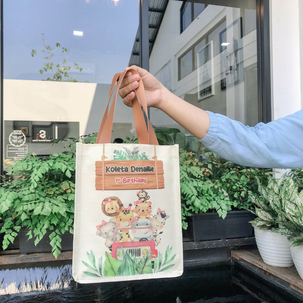 

Terlaris Custom Tas PremiumPoliyester Print Bukan Sablon pegangan kulit Tas Ulang Tahun Souvenir Hampers Ultah